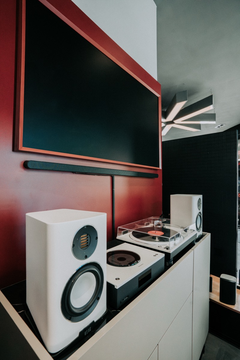 HiFi-Vorführung mit Plattenspieler und Lautsprechern bei Sound Brothers