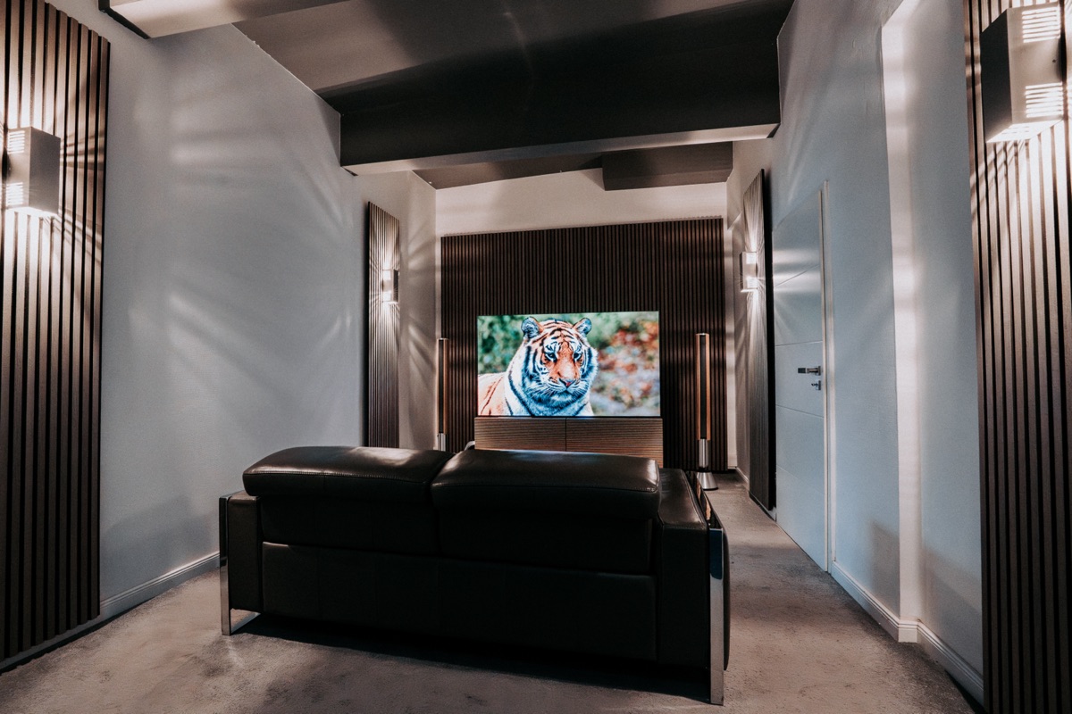 Wohnraum-Installation mit integriertem Fernseher und Sofa