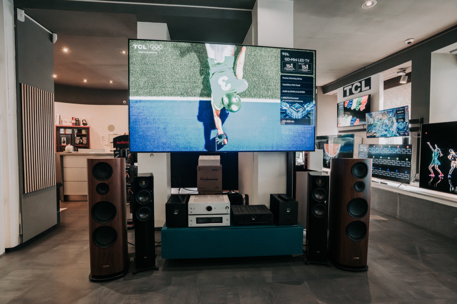 Großer Fernseher mit Standlautsprechern in der Ausstellung bei Sound Brothers