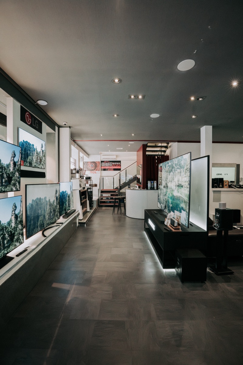 Ausstellung mit Fernsehern und HiFi bei Sound Brothers