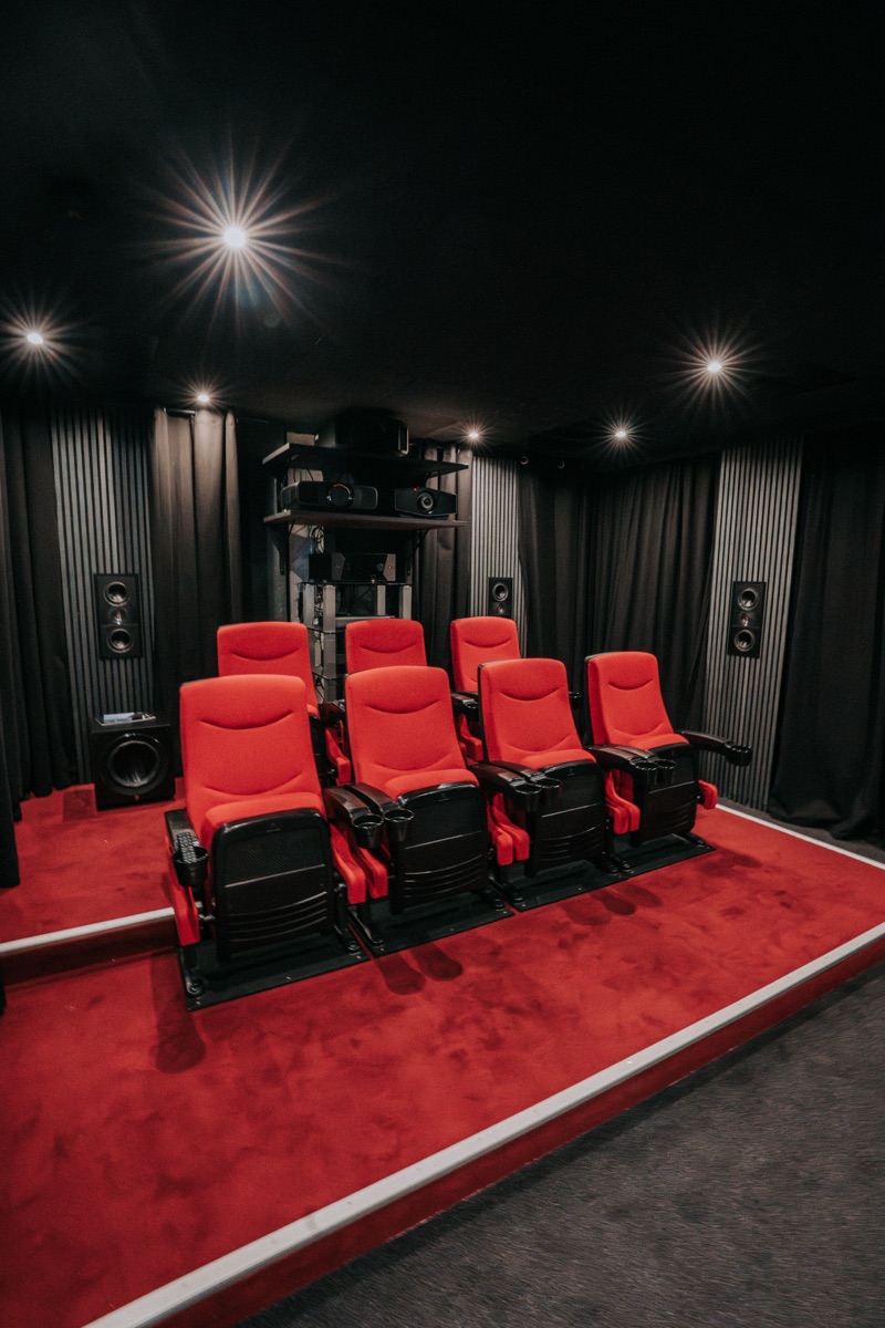Heimkino-Vorführraum mit Kinosesseln bei Sound Brothers